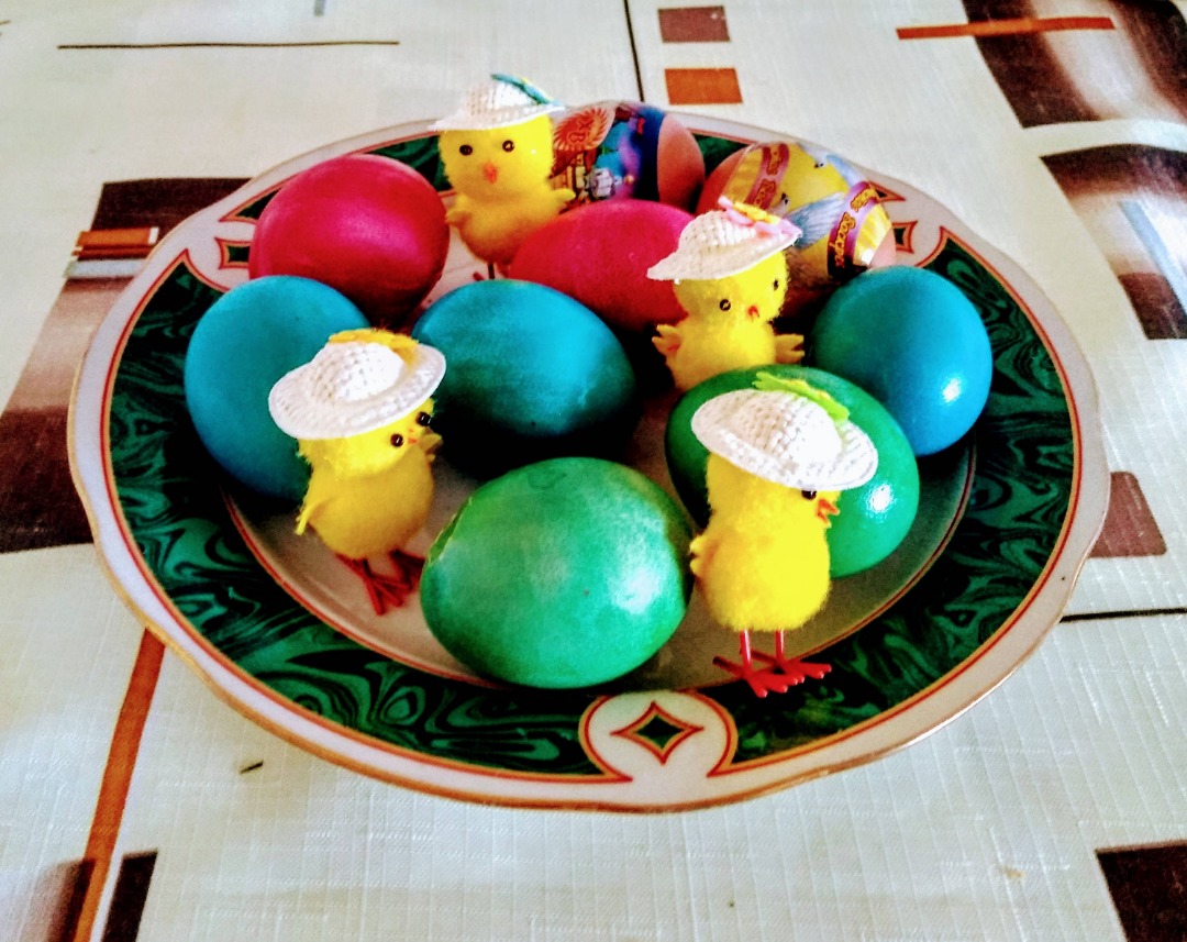 Яйца крашенные в пищевых красителях