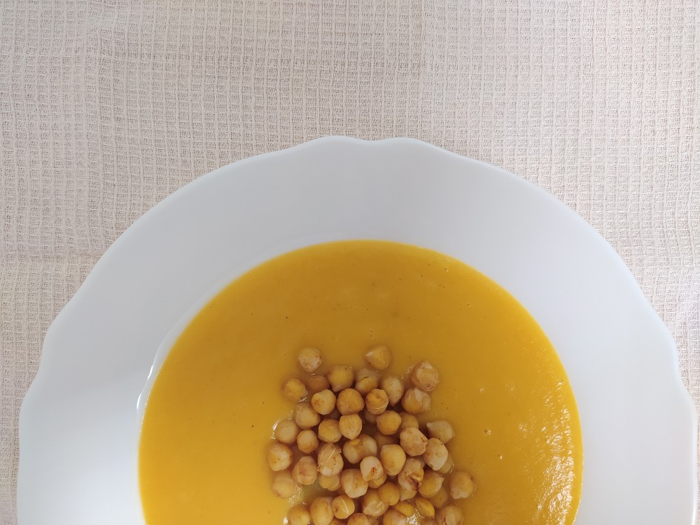 Крем-суп с морковью, картофелем и нутом (веганский)