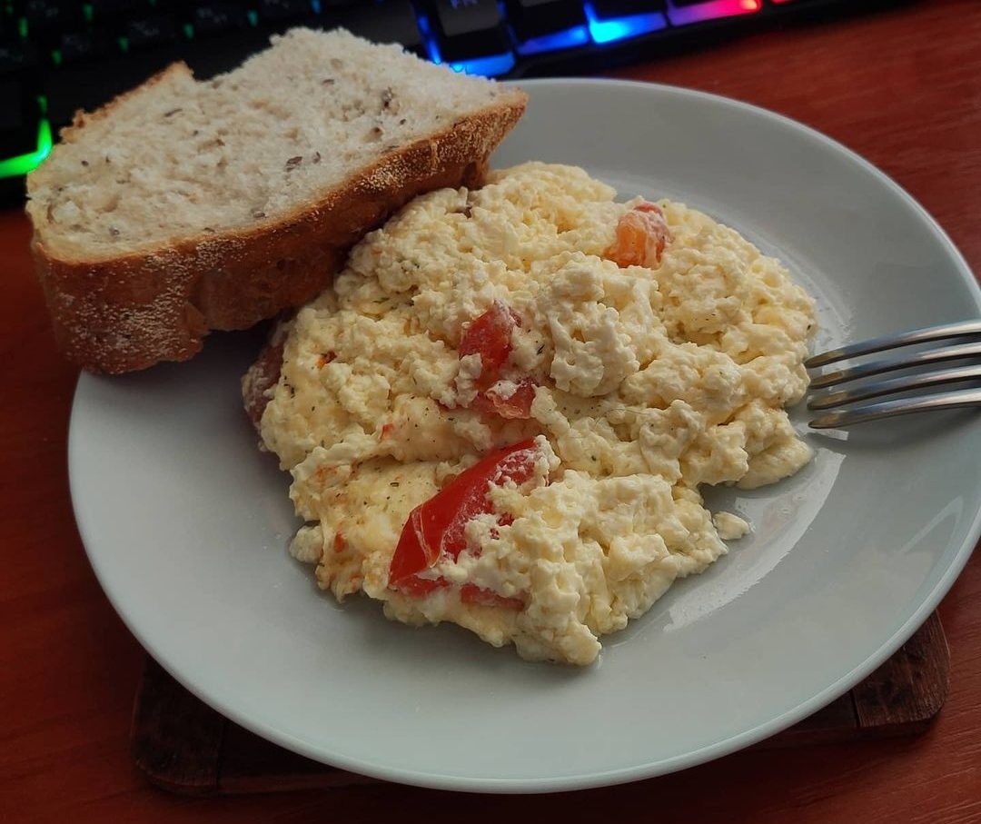 Омлет с помидором и сыром