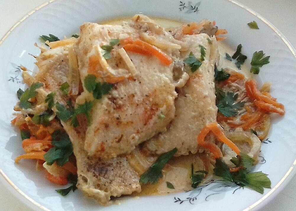 Камбала с овощами в сливках