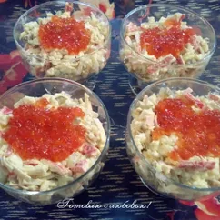 Салат с красной икрой и крабовыми палочками