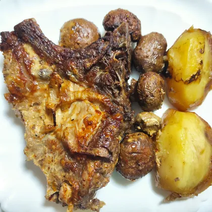 Свиные стейки с шампиньонами и картофелем в духовке
