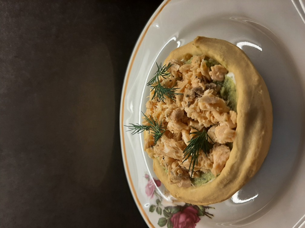 Тарталетка с авокадо и семгой