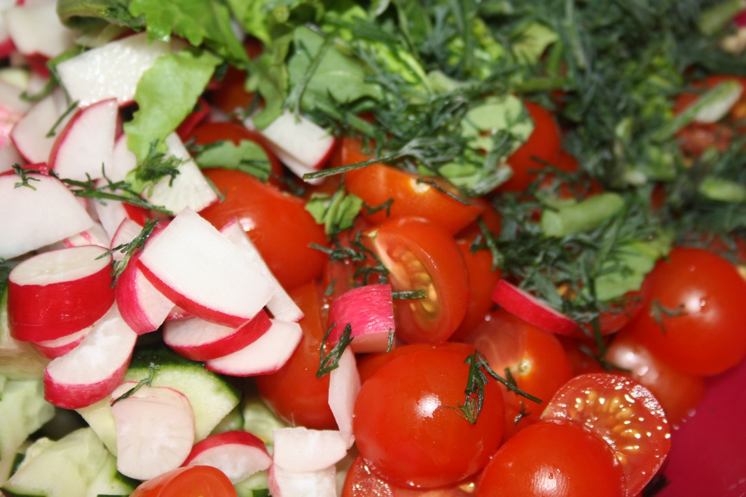 Салат с редиской и огурцом и прочими овощами