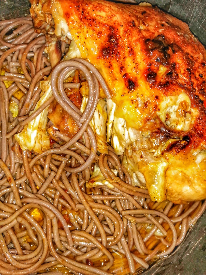 Запечённая курочка с гречневой лапшой