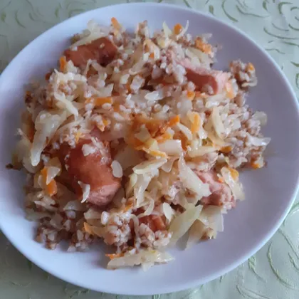 Гречка с тушёной капустой и шпикачками