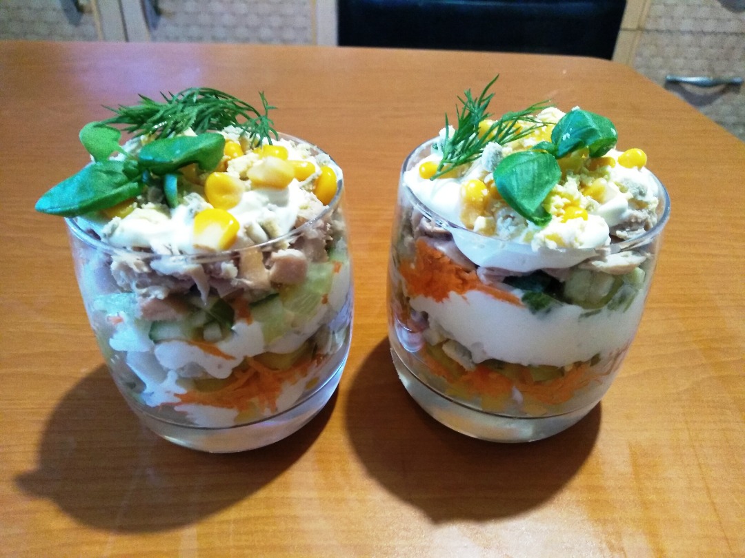 Слоёный салат с курицей и грибами