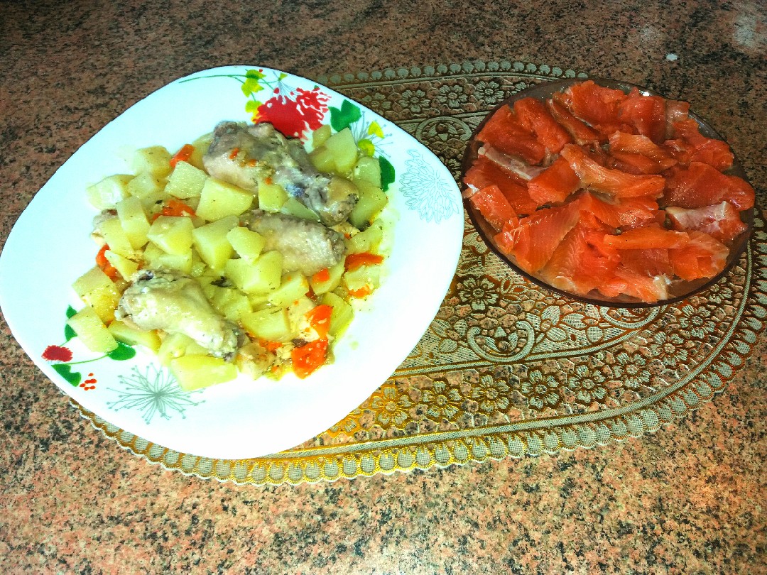 Картофель с курицей и томатом в мультиварке