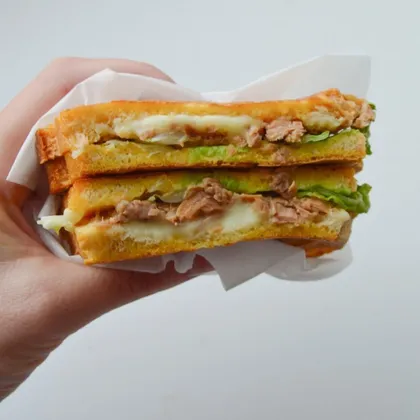Горячий запеченный сэндвич с тунцом
