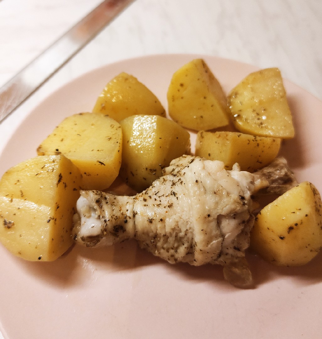 Вариант 2. Новый рецепт куриных голеней с картошкой в духовке