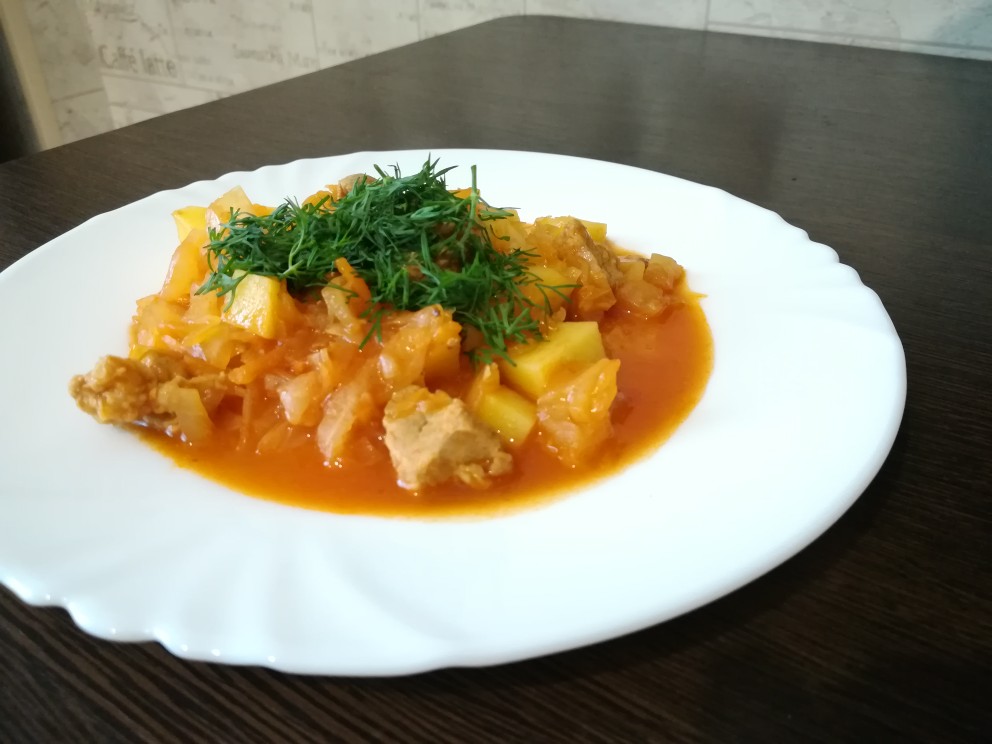 Капуста, тушёная со свининой и картофелем