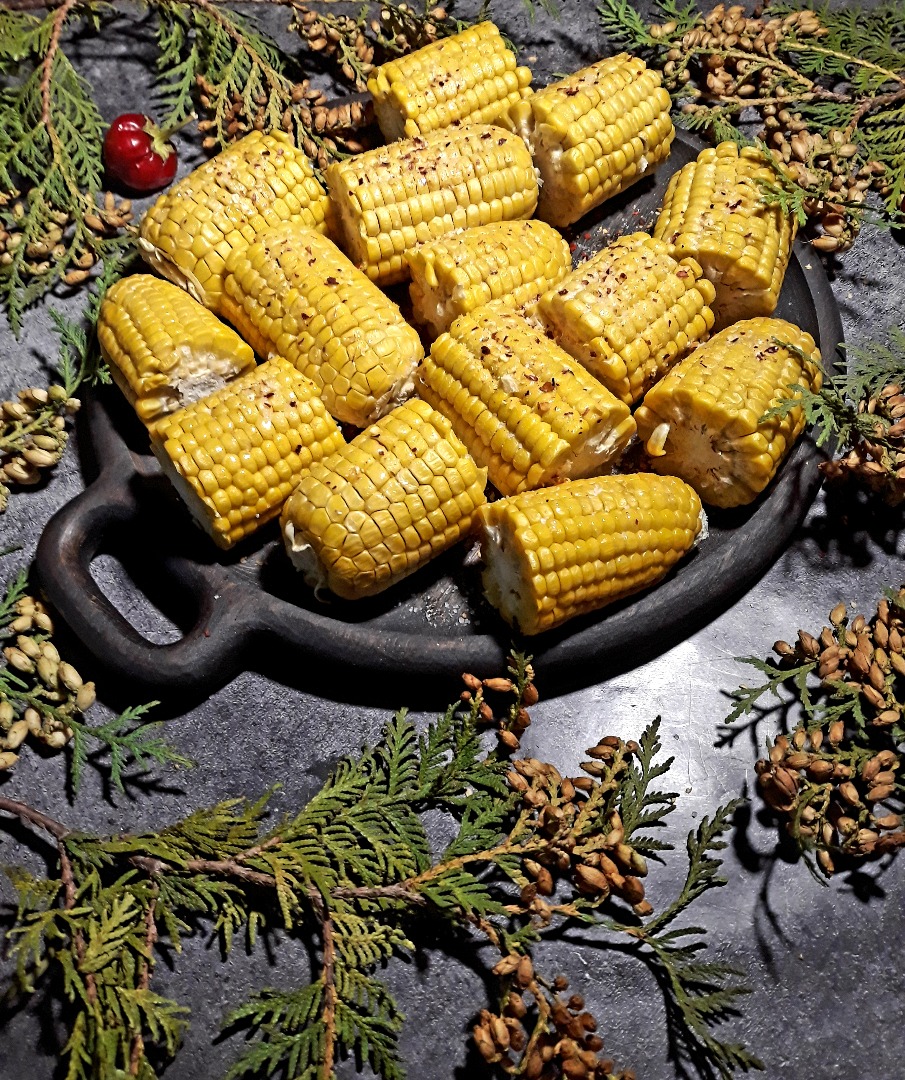 Кукуруза с маслом, солью и чили перцем 🌽