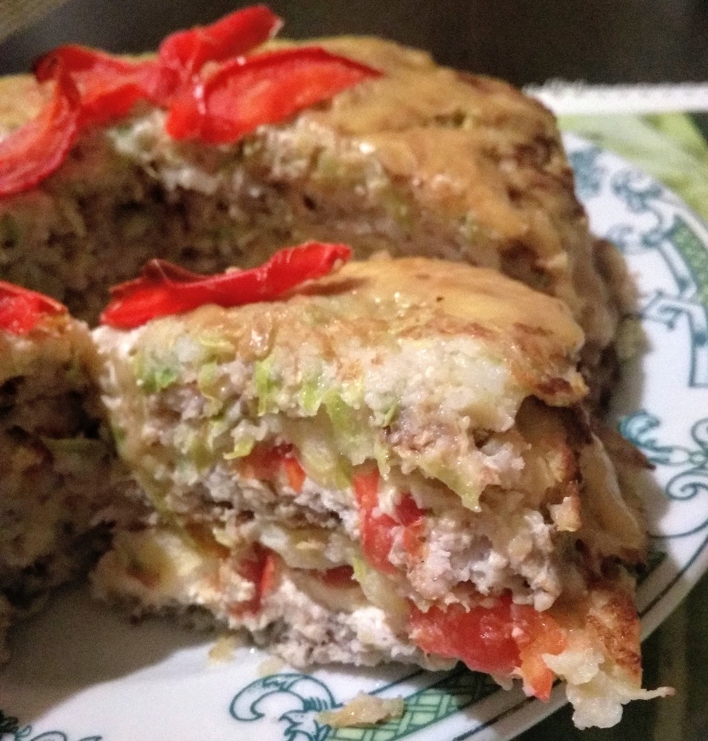 Слоёный торт из кабачков, куриного фарша, грибов и помидоров