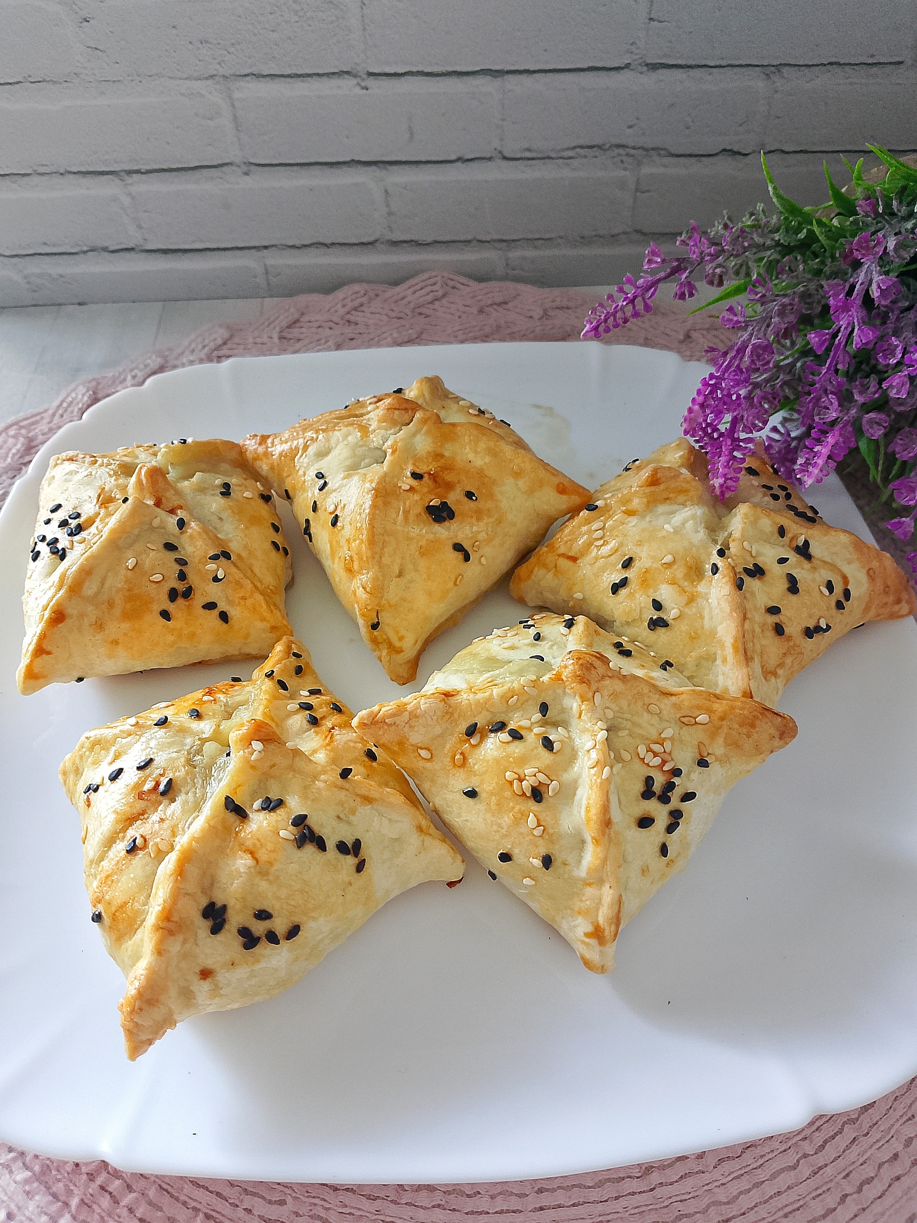 Самса из слоёного теста с фаршем из индейки
