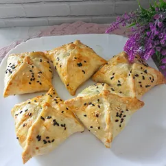 Самса из слоёного теста с фаршем из индейки
