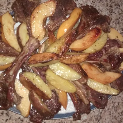 Бараньи рёбрышки в духовке с айвой и картофелем