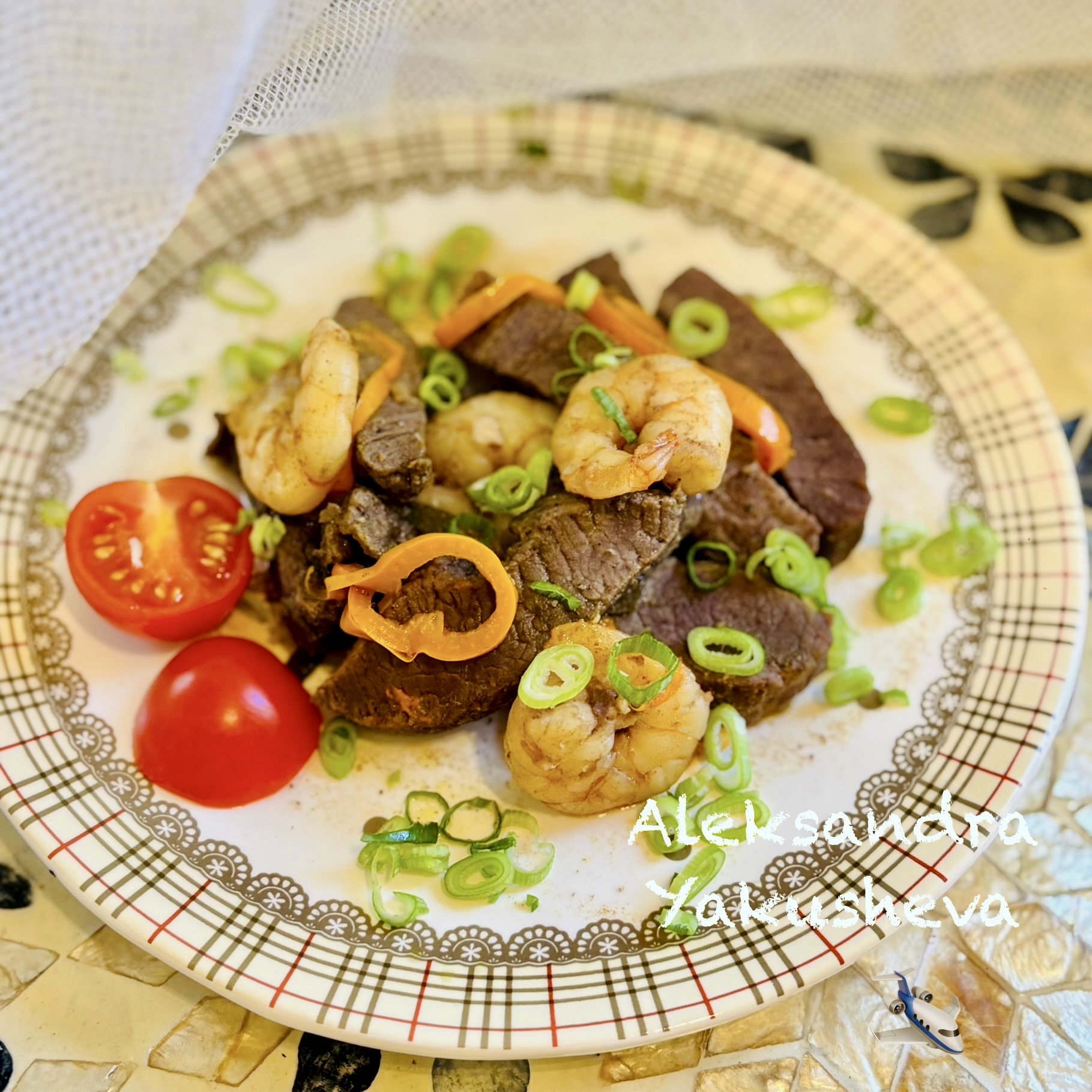 Страусиное мясо, тушеное с креветками и шалфеем