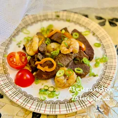 Страусиное мясо, тушеное с креветками и шалфеем