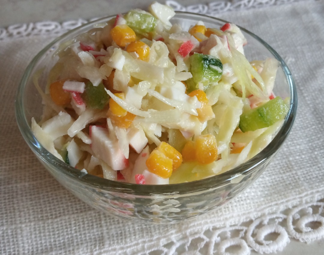 Салат с кукурузой консервированной и крабовыми палочками