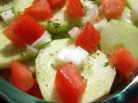 Огуречный салат с луком и помидором под винной заправкой