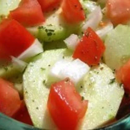 Огуречный салат с луком и помидором под винной заправкой