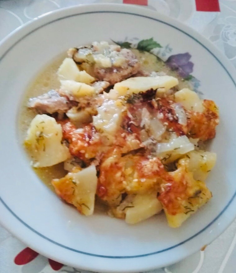 Тушёный картофель с мясом в горшочке