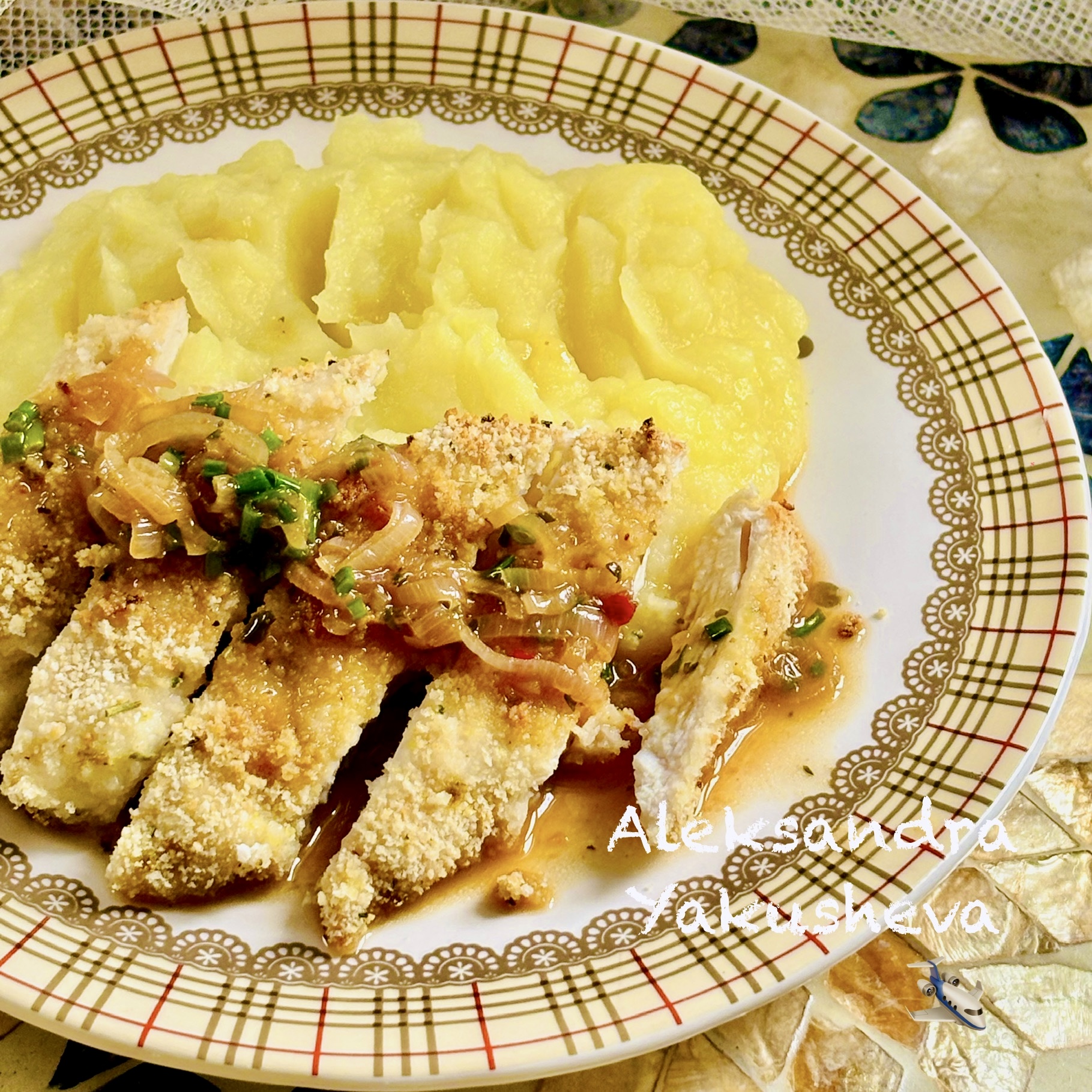 Сочная куриная грудка с грибным масляным соусом и картофельным пюре