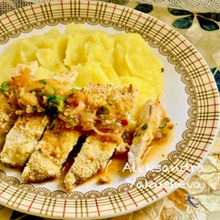 Сочная куриная грудка с грибным масляным соусом и картофельным пюре