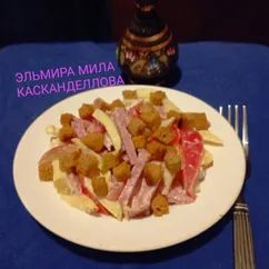 Салат с колбасой, помидорами и кириешками