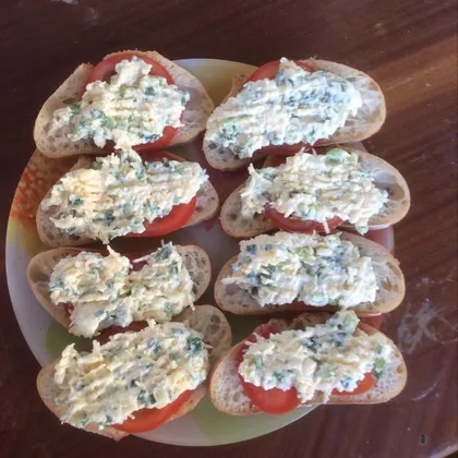 Красивые бутерброды на скорую руку с сыром и помидором