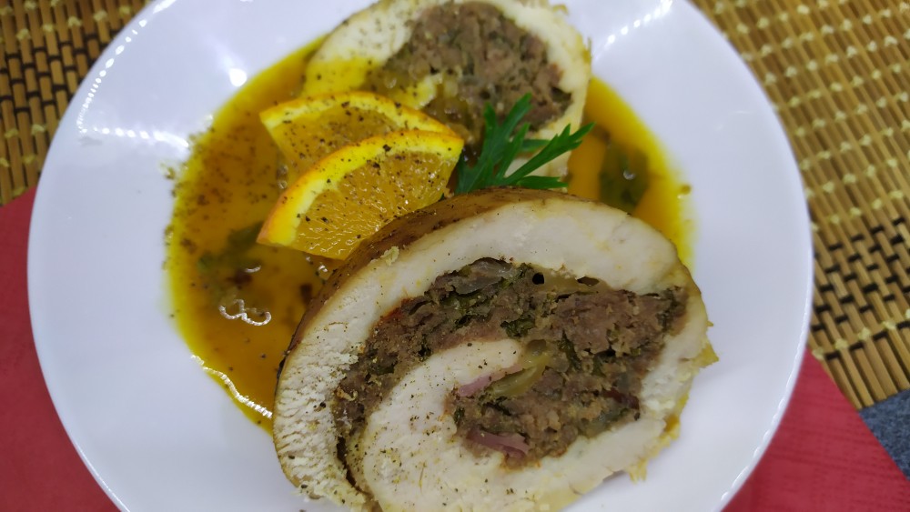 Рулет куриный в соусе из апельсинов