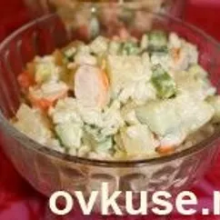 Легкий салат с ананасом, огурцами и креветками