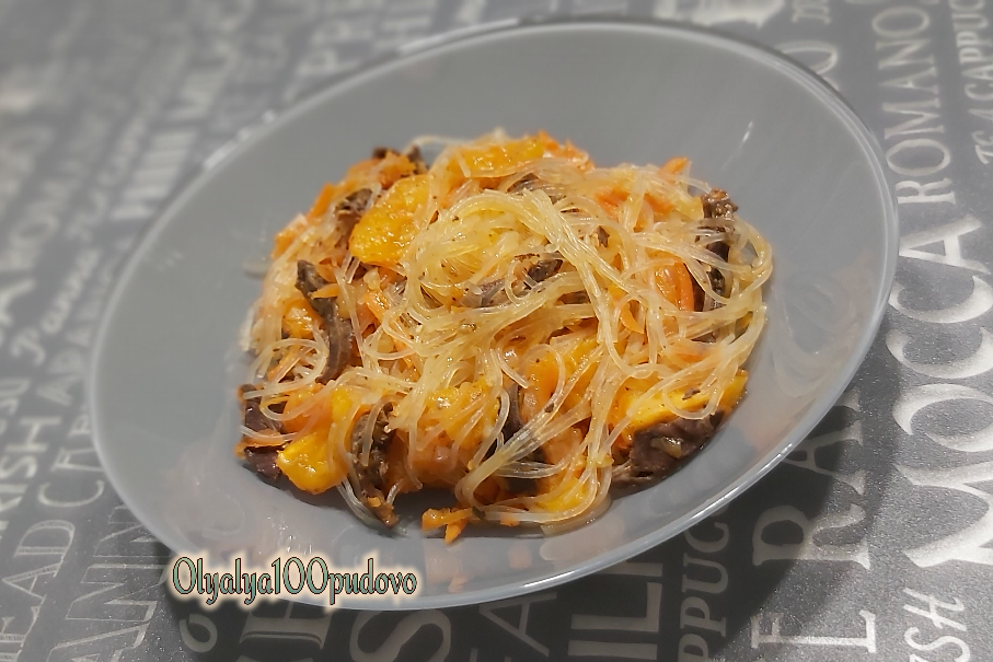 Фунчоза с индюшиными сердечками и жёлтыми помидорами черри