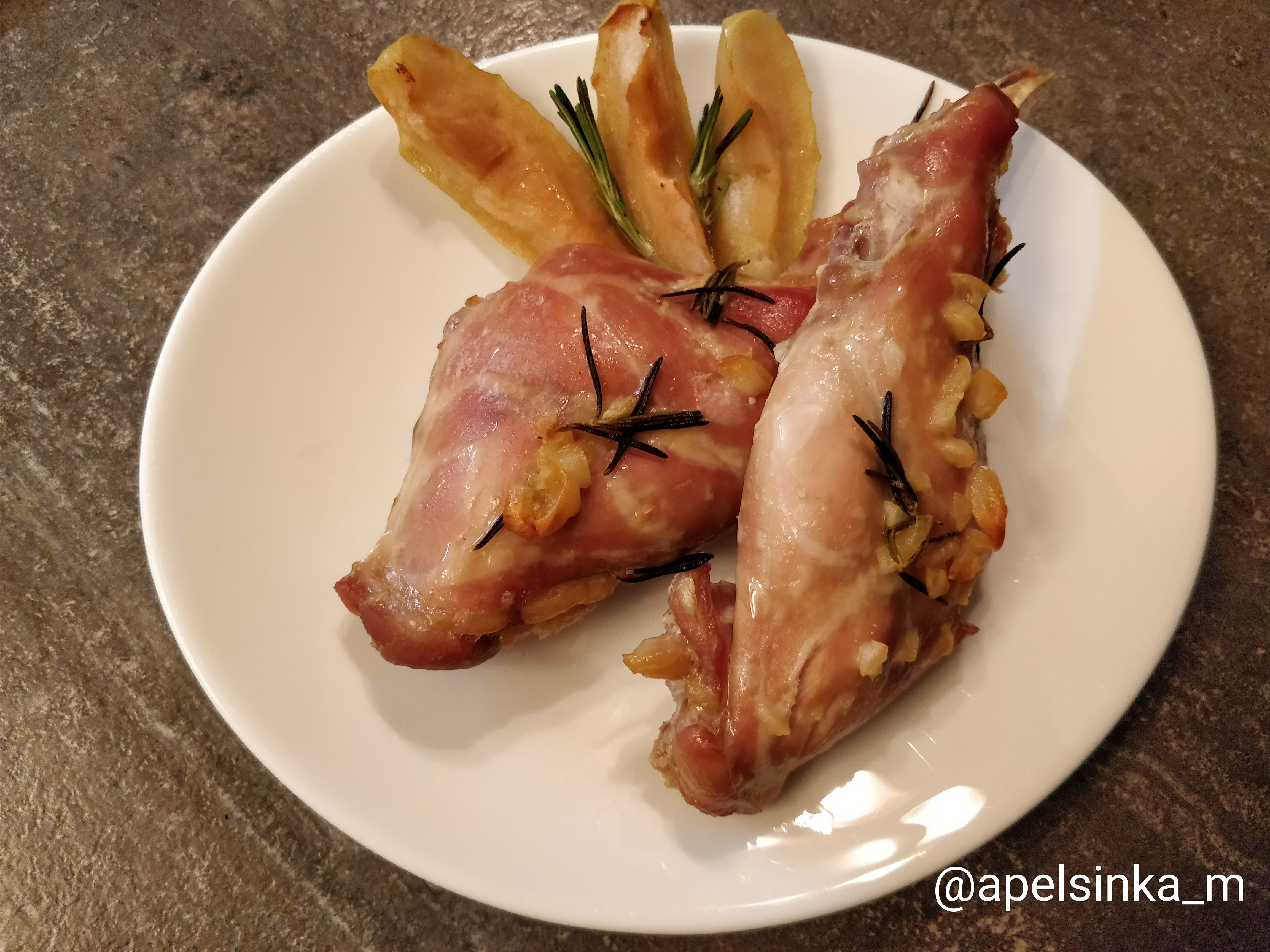 Кролик с яблоками