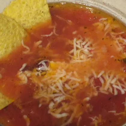 Согревающий томатный суп с фаршем и фасолью