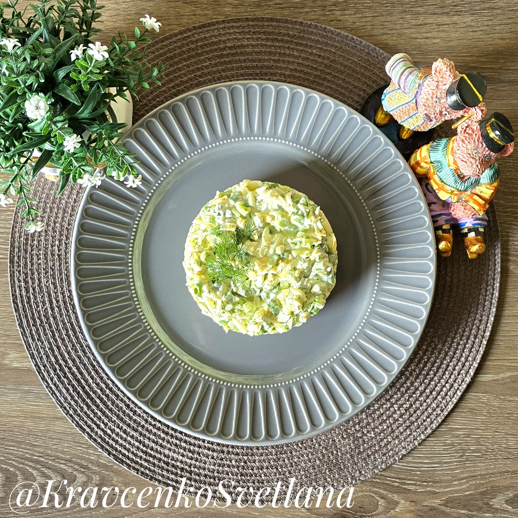 Салат с зеленым луком и яйцом