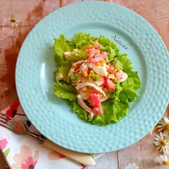 Салат с куриной грудкой и помидором