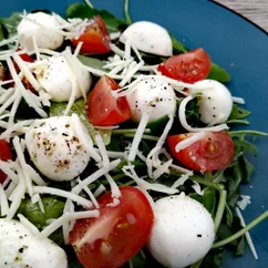 Салат с рукколой, моцареллой и помидорами черри (салат капрезе)