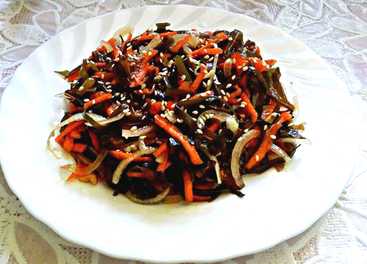 Салат из морской капусты с морковью и лучком