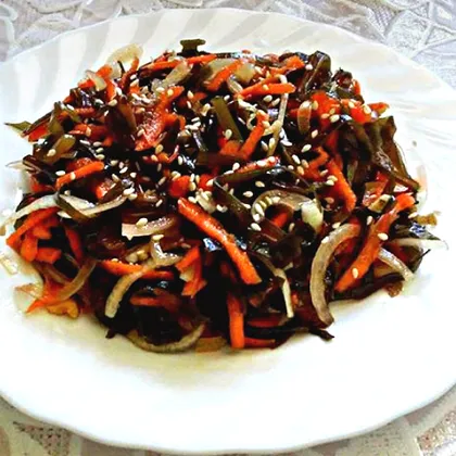 Салат из морской капусты с морковью и лучком