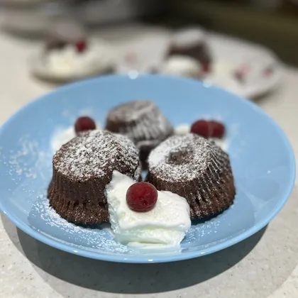 Шоколадные кексы с жидкой начинкой — рецепт с фото