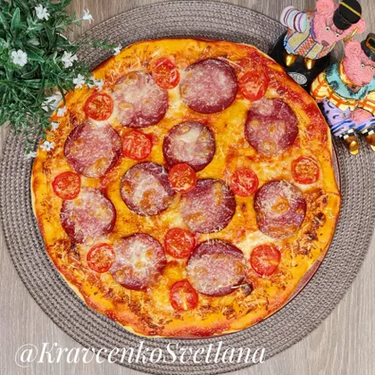 Пицца с колбасой и томатами