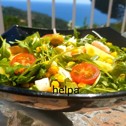Летний салат с креветками и крабовыми палочками