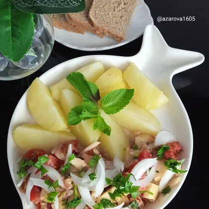 Молодая картошка с салатом из овощей и рыбы
