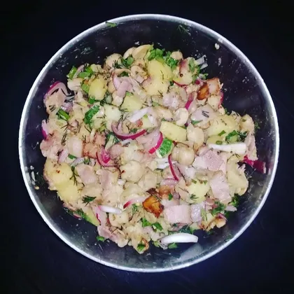 Теплый салат из картофеля с беконом и грибами