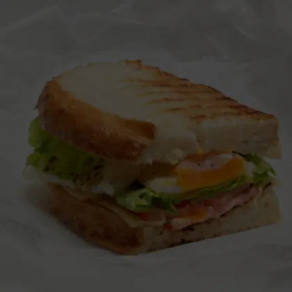 Сандвич с яичницей, беконом и сыром