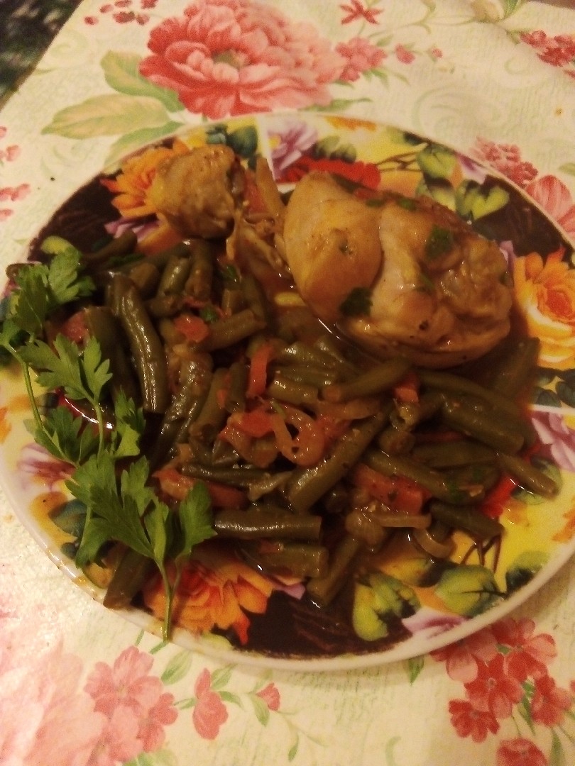 Курица тушёная с зелёной фасолью и овощами
