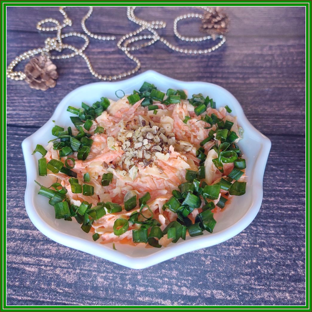 Салат из моркови, сыра и яблока