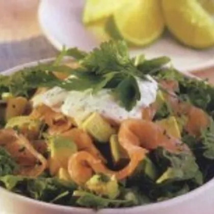 Легкий салат с лососем, сурепкой и авокадо