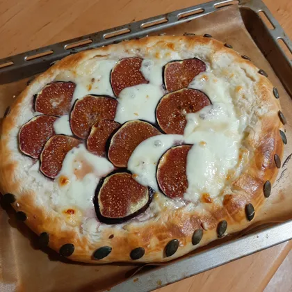 Пицца с инжиром и моцареллой